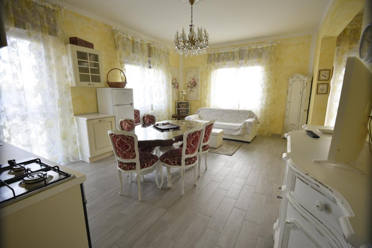 Le Bouganville Apartment Desenzano del Garda Bagian luar foto