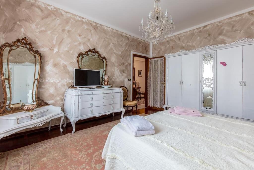 Le Bouganville Apartment Desenzano del Garda Bagian luar foto