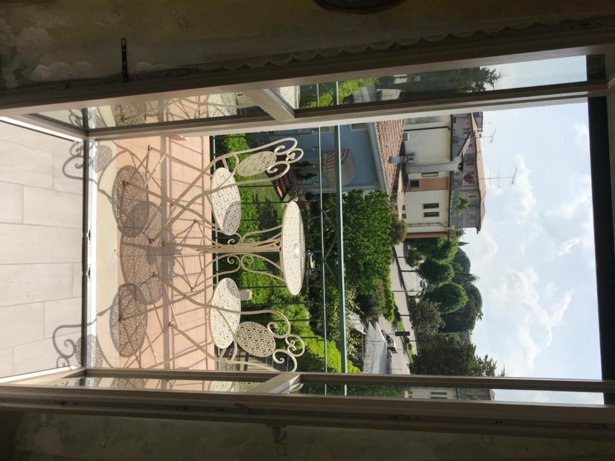 Le Bouganville Apartment Desenzano del Garda Bagian luar foto